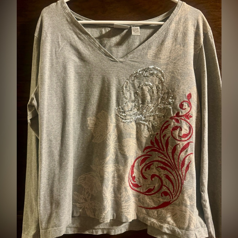 Chico's Gray Long-Sleeve V-Neck Top with Red Scroll Accent, Size 3